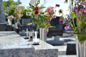 Blumen in einer Vase auf einem Friedhof